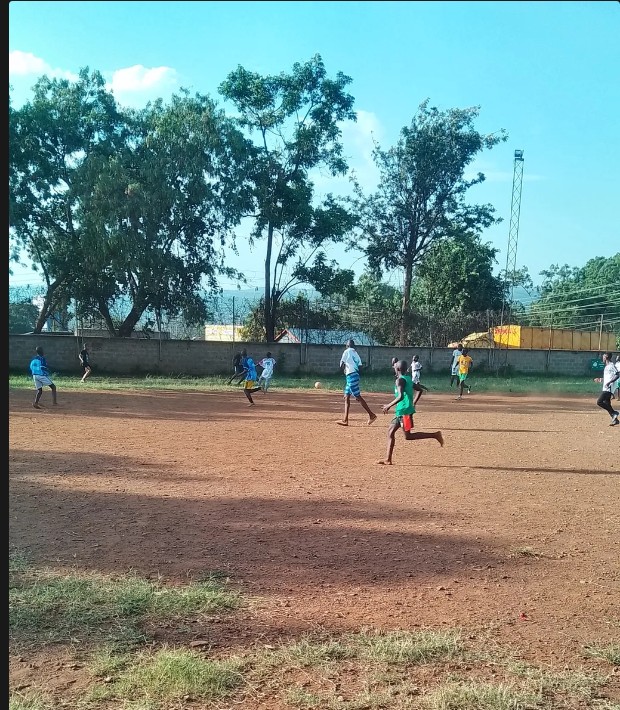 Junior players in action on the pitch during the Manyatta Arab Junior Open Tournament.